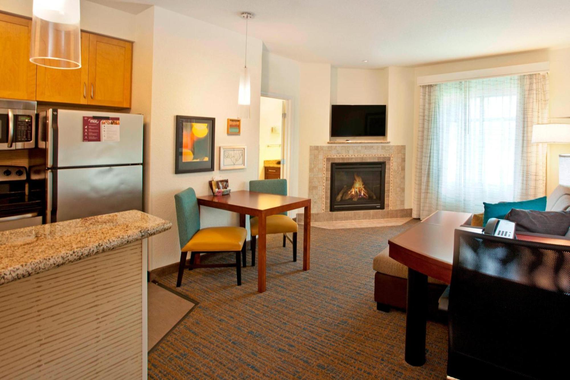 Hotel By Marriott Airport At Cascade Station